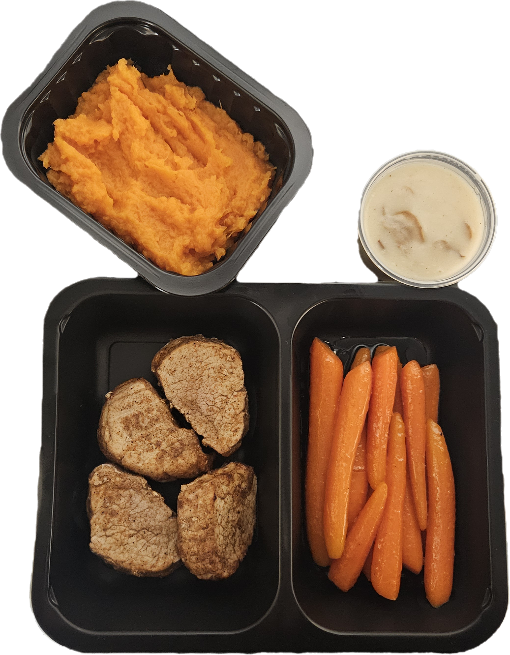 Zoete aardappelpuree met geglaceerde peentjes en gekruide varkenshaasmedaillions