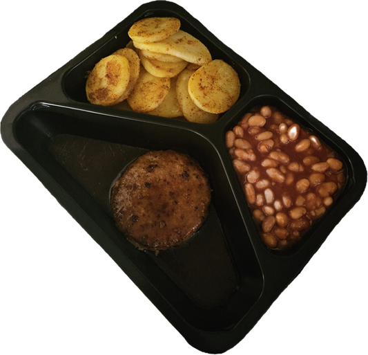 Aardappelschijfjes met witte bonen in tomatensaus en een kipburger