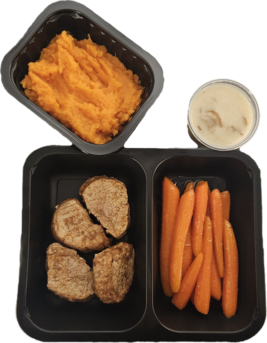 Zoete aardappelpuree met geglaceerde peentjes en gekruide varkenshaasmedaillions