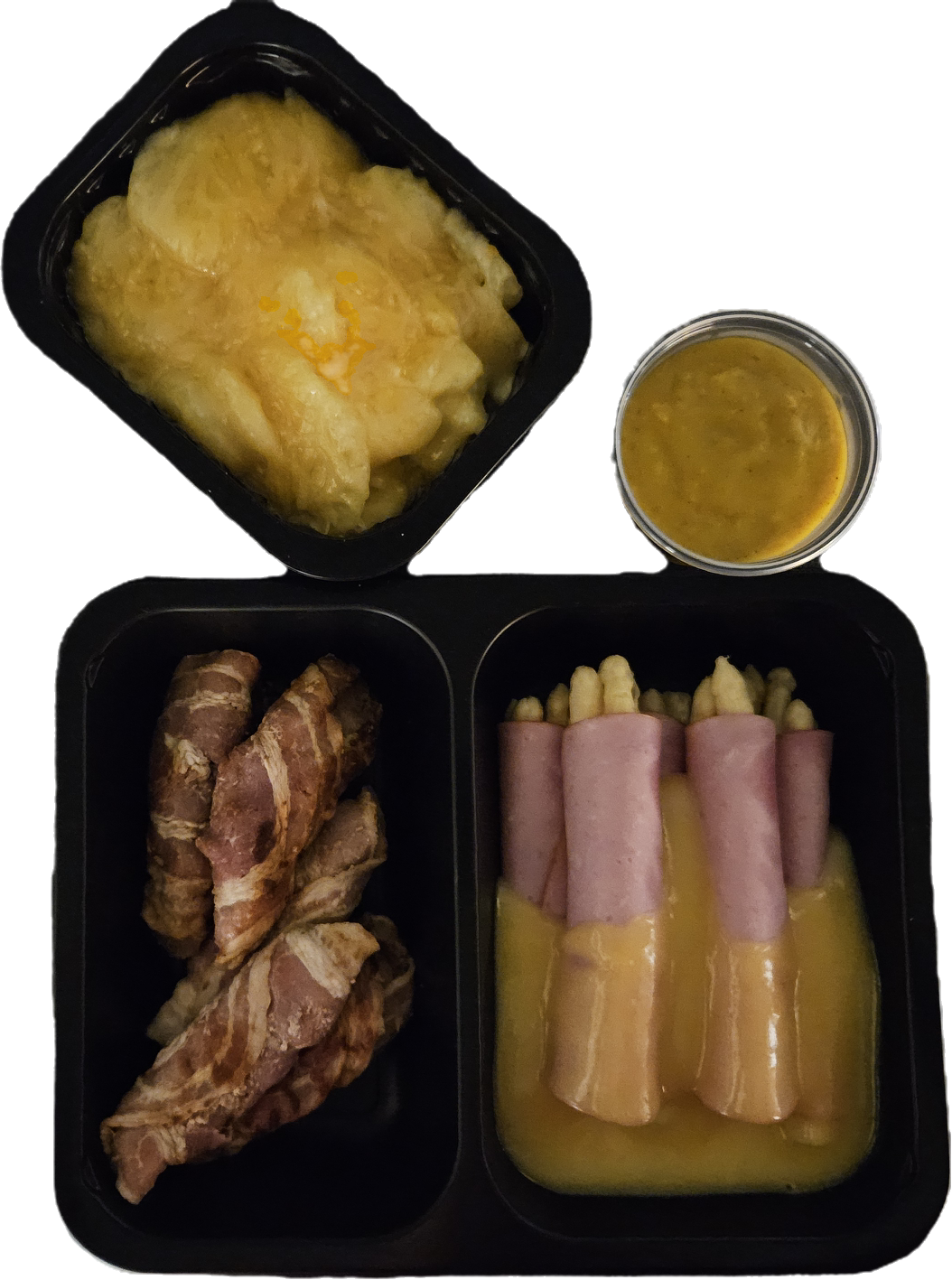 Gegratineerde aardappelschijfjes met asperges, ham en aspergesaus, en gemarineerde kippendijfilet ingerold in spek