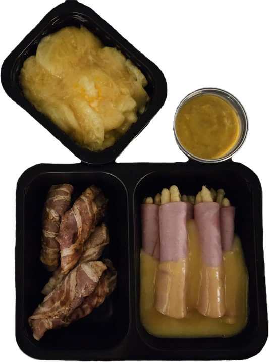Gegratineerde aardappelschijfjes met asperges, ham en aspergesaus, en gemarineerde kippendijfilet ingerold in spek