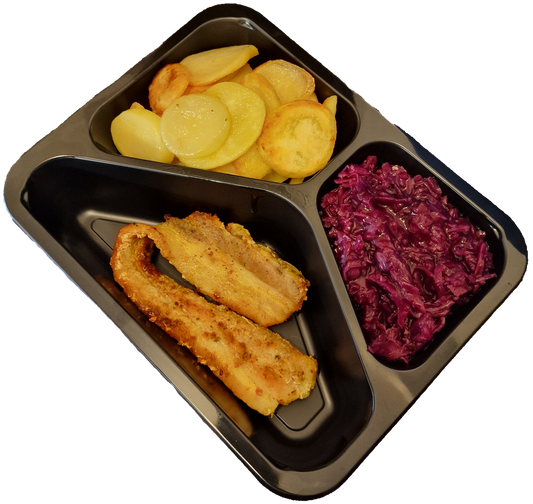 Aardappelschijfjes met rode kool en een speklap