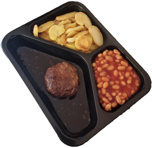 Aardappelschijfjes met witte bonen in tomatensaus en een gehaktbal