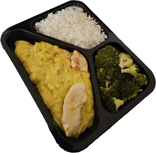 Witte rijst met broccoli en kipreepjes in kerriesaus