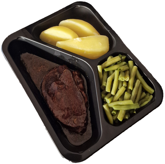 Gekookte aardappelen met sperziebonen en een sukadelap