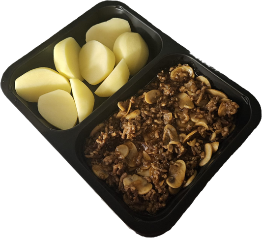 Gehaktpannetje met gekookte aardappelen of witte rijst